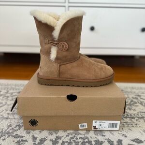 UGG Bailey Button II Women’s Chestnut boots barely worn size 9